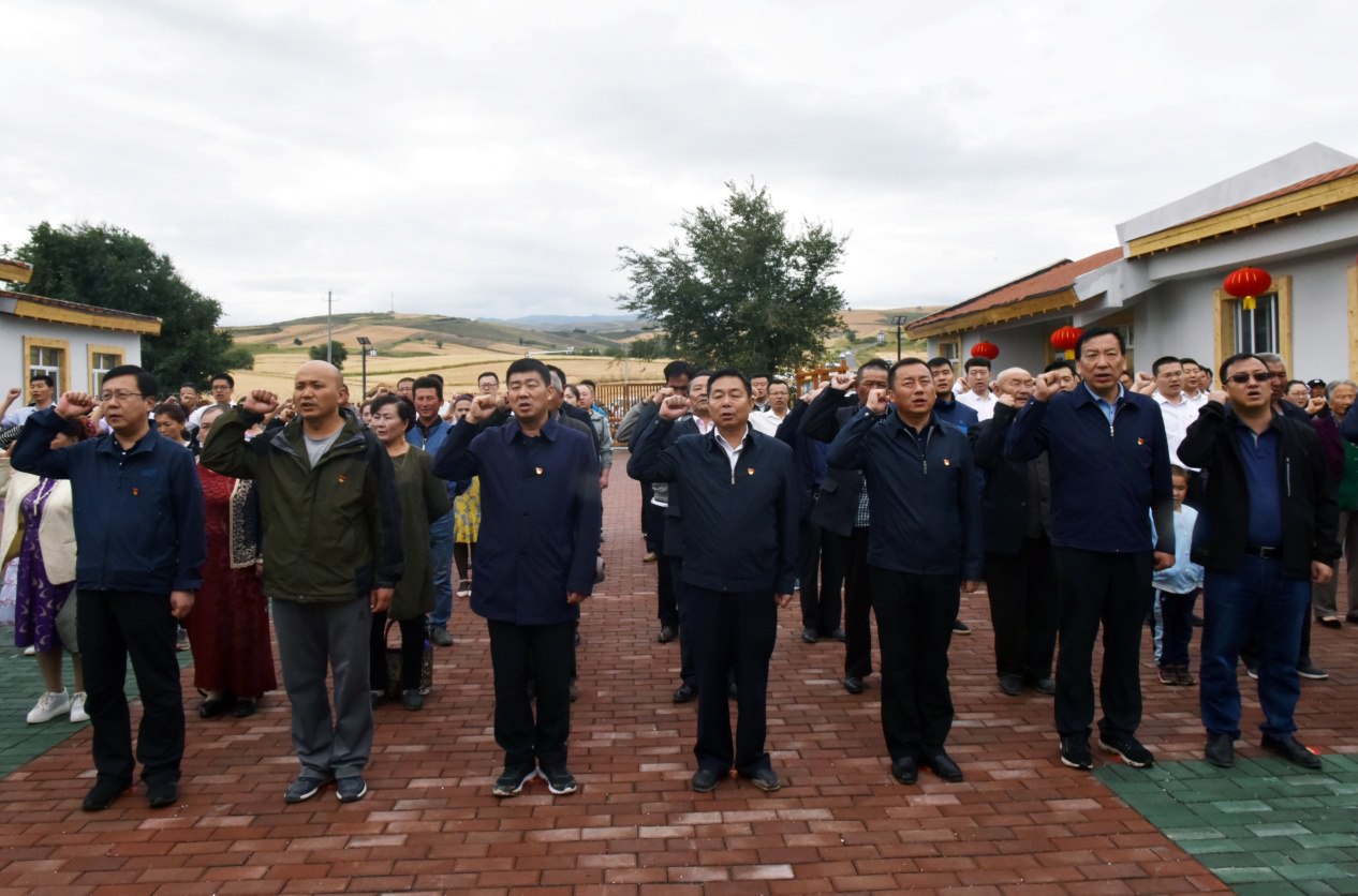 举行升国旗仪式及公民宣誓活动